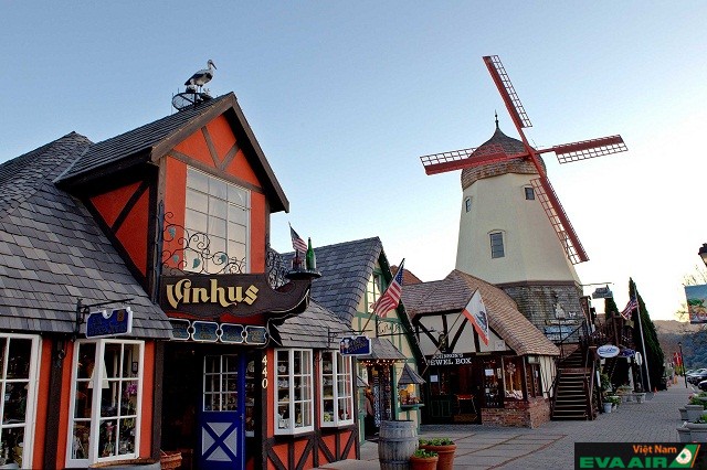 Solvang là thị trấn đẹp khiến du khách cứ ngỡ như lạc vào xứ sở Bắc Âu