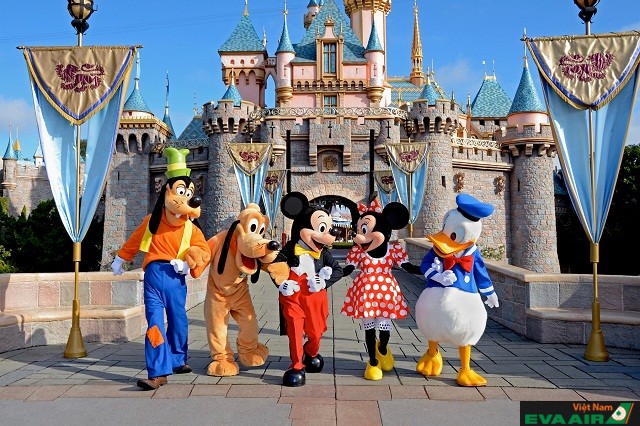 Tokyo Disneyland với nhiều nhân vật hoạt hình nổi tiếng và ngộ nghĩnh