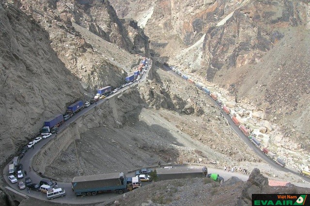 Nguy hiểm nhưng đoạn đường từ Jalalabad đến Kabul luôn có nhiều phương tiện di chuyển