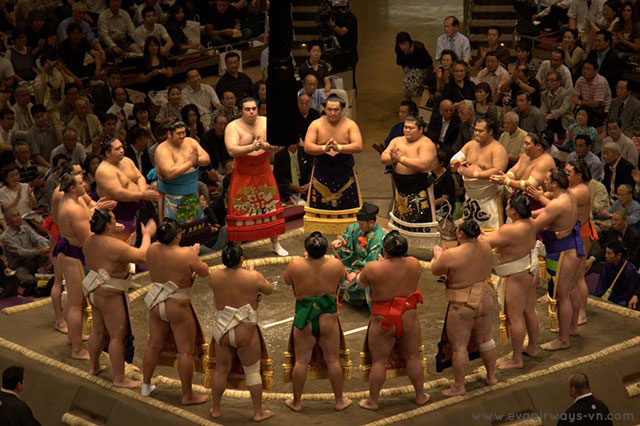 Đi thẳng từ chợ cá Tsukij du khách sẽ được thưởng thức màn thi đấu đặc sắc tại nhà thi đấu Sumo