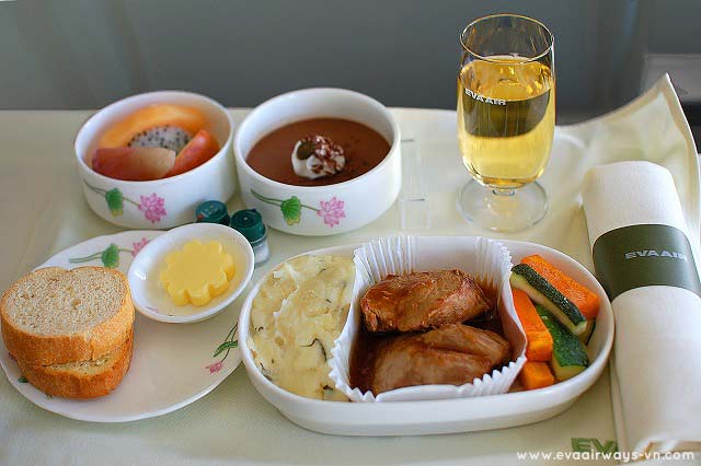 Mỗi suất ăn của hành khách trên chuyến bay đều được hãng chăm chút tỉ mỉ