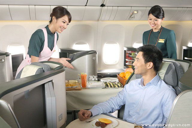 Hành khách trải nghiệm ghế hạng thương gia của EVA Air