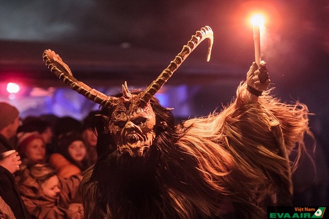 Người hóa trang thành quỷ Krampus mang mặt nạ chạm khắc gỗ đáng sợ