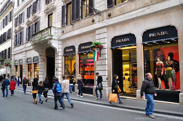 Đến Rome, du khách sẽ được trải nghiệm không gian mua sắm cổ kính tuyệt vời