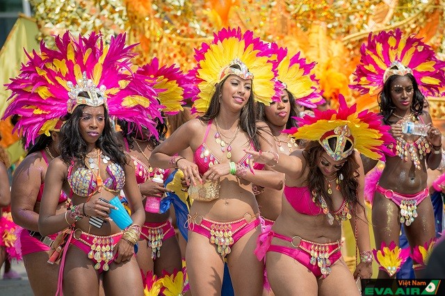 Các vũ công hóa trang lộng lẫy tham gia diễu hành trong lễ hội Caribana