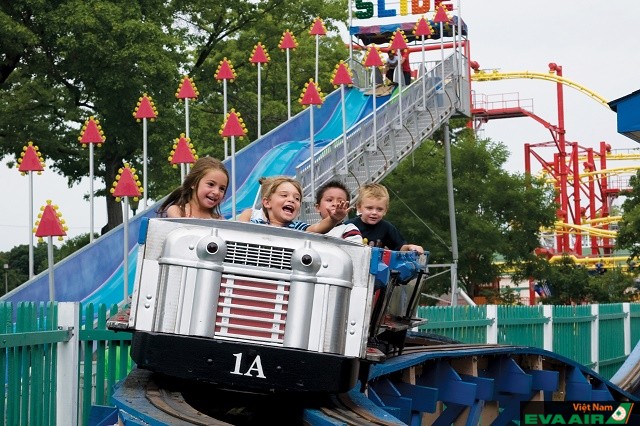 Trò chơi tàu lượn cho trẻ em trong công viên giải trí Playland